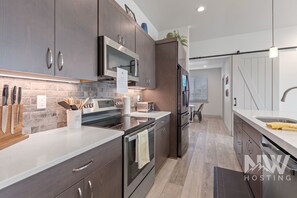 ثلاجة، ميكروويف، فرن، موقد طهي مسطح