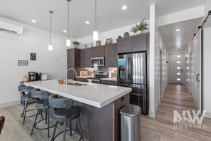 Een koelkast, een magnetron, een oven, een kookplaat