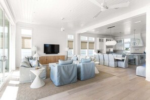 TV connectée, table de tennis de table, livres