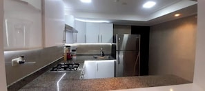 Refrigerador, microondas, horno y cafetera y tetera