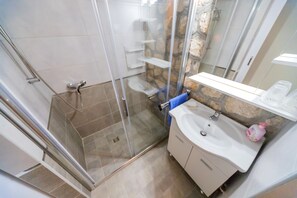 Douche, serviettes fournies, savon, papier toilette