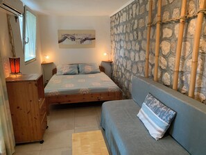 2 chambres, bureau, fer et planche à repasser, lit parapluie