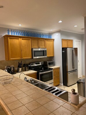 Een koelkast, een magnetron, een oven, een kookplaat