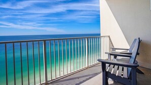 Ein Balkon mit Blick auf das Meer.