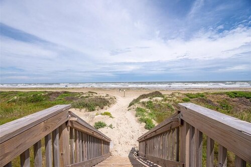Sol Searching - Ocean View - Easy Beach Access - 2BD/2BA. Sleeps 7