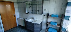 Baignoire, séchoir à cheveux, serviettes fournies, savon