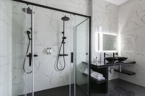 Shower, hair dryer, bidet, towels