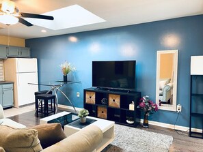 TV - Cozy 1BD Apt @Magic Garden in Center City (Philadelphia)