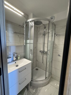Combined shower/tub, hair dryer, towels, toilet paper - Happy Yeti, Avoriaz Center, 2 rooms (Morzine)