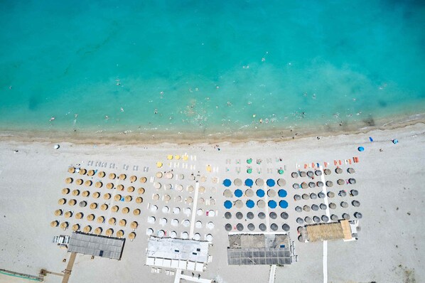 Nær stranden, solsenger og strandhåndklær