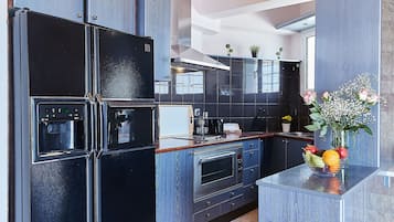 Geladeira, micro-ondas, fogão, cooktop