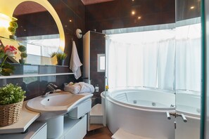 Ensemble douche/baignoire, baignoire Ă jets, sĂšche-cheveux