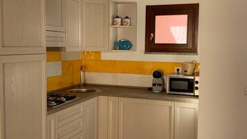 Frigorifero, forno, piano cottura, macchina per tè/caffè