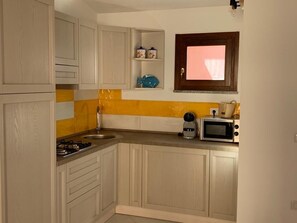 Frigorifero, forno, piano cottura, macchina per tè/caffè