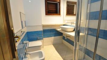 Doccia, asciugacapelli, bidet, asciugamani