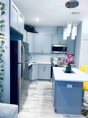 Een koelkast, een magnetron, een oven, een kookplaat