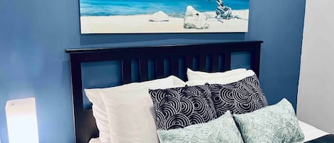 2 bedrooms, desk, iron/ironing board, WiFi