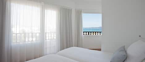 Rideaux occultants, lit parapluie, Wi-Fi gratuit, draps fournis