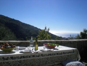 تناول الطعام بالخارج