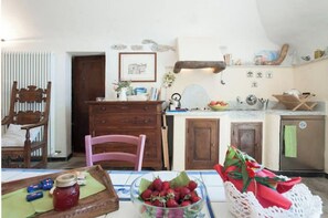 Frigorifero, bollitore elettrico, pentole/stoviglie/utensili