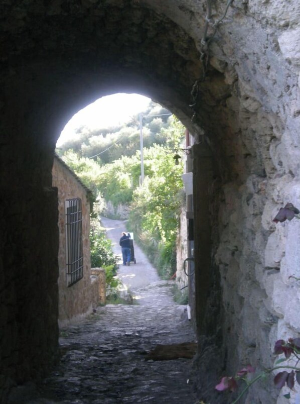 المنطقة المحيطة بالمنشأة