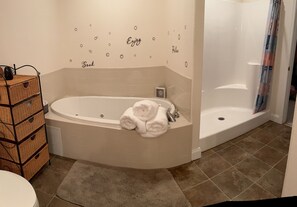 Combined shower/bathtub, jetted bath, hair dryer, towels