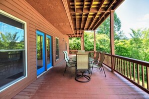 Property grounds - Beautiful cedar home 5 bed 3 bath w/ whirlpool tub 2 mile from Twin cove marina (Caryville)