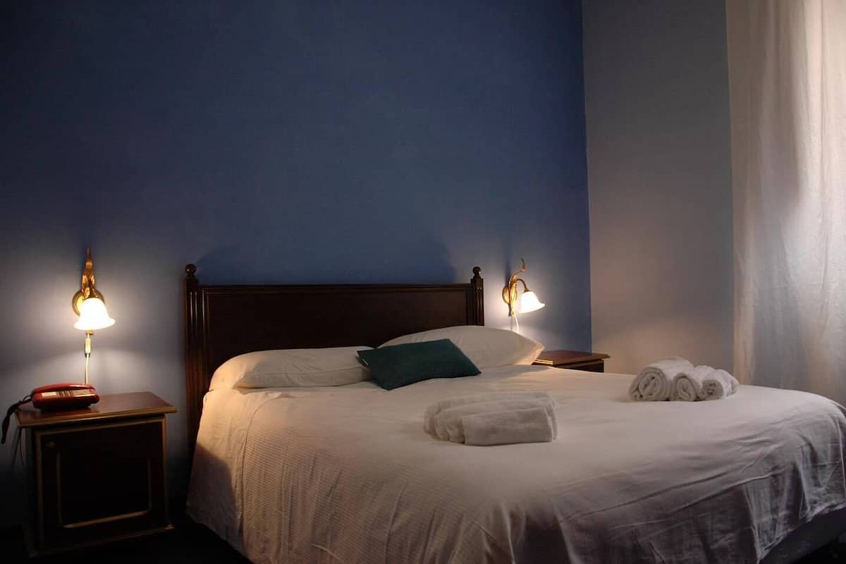 Minibar, insonorización y ropa de cama