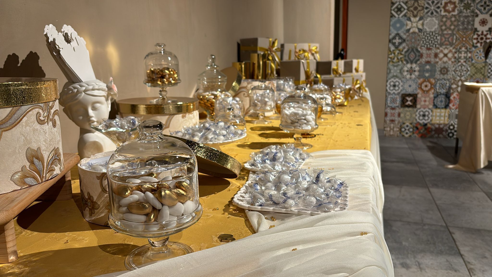 Una larga mesa con recipientes de vidrio y platos, probablemente para un bufé o evento.