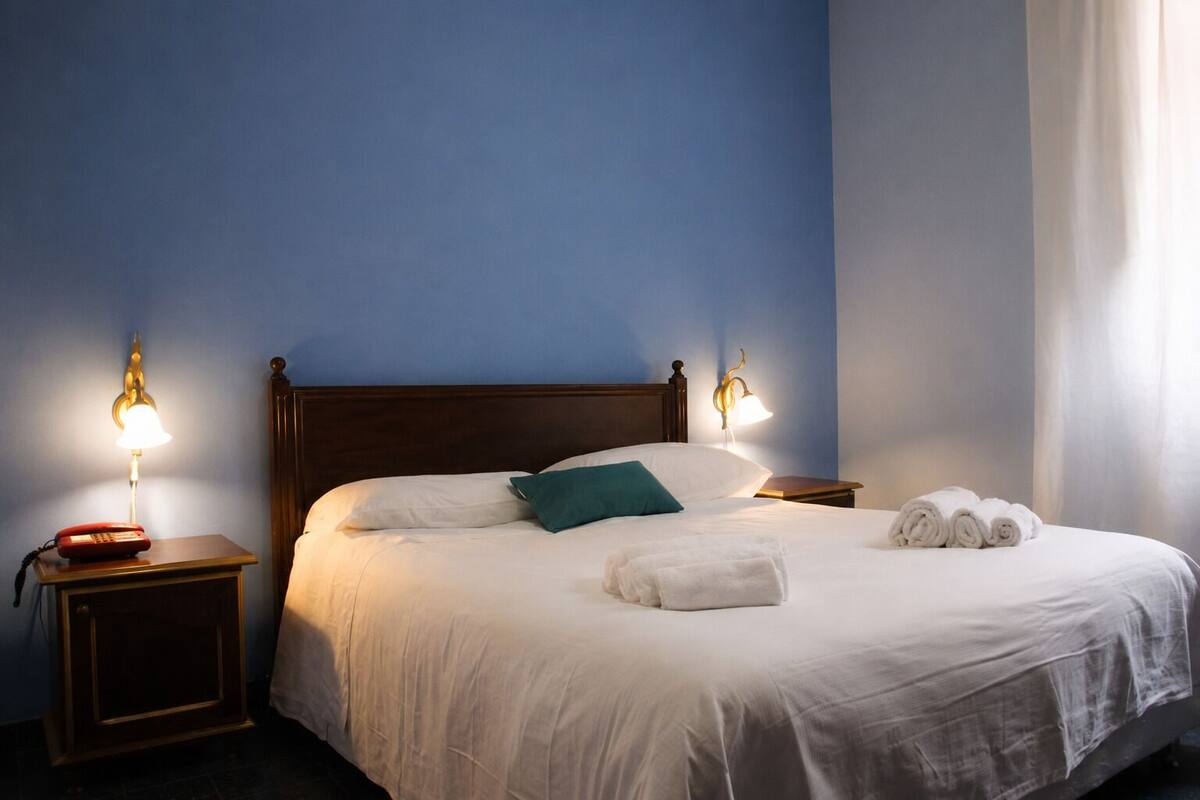 Een minibar, geluiddichte muren, beddengoed