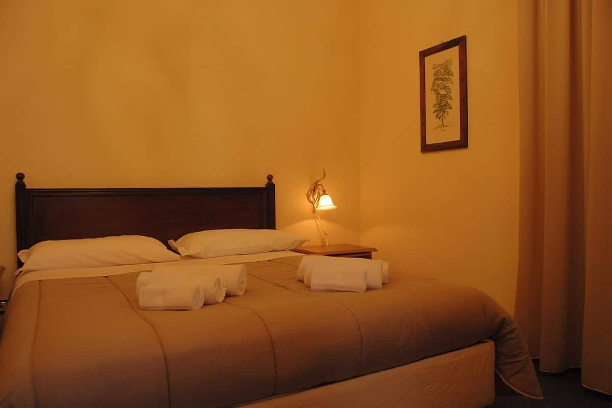 Minibar, insonorización y ropa de cama