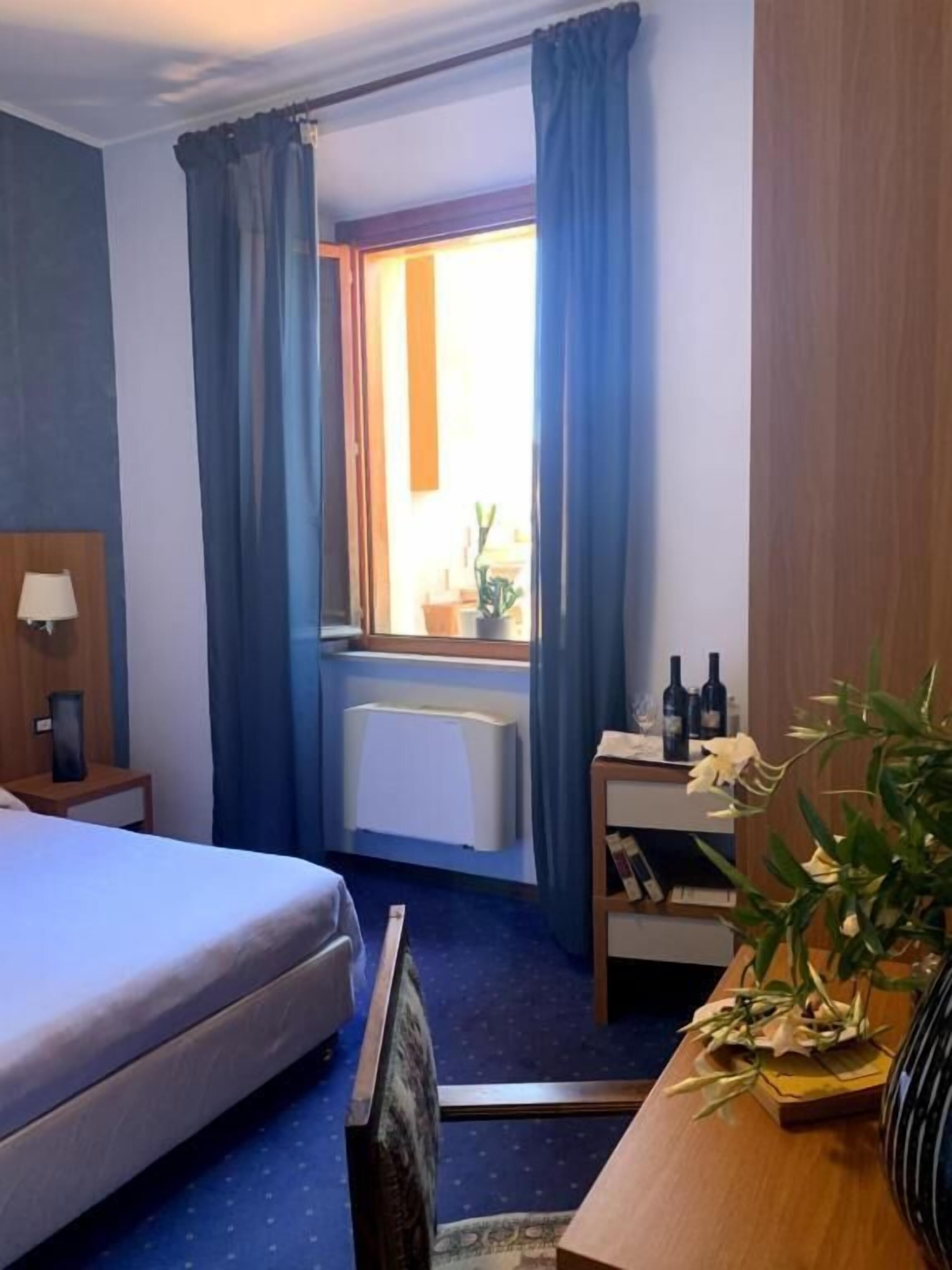 Een minibar, geluiddichte muren, beddengoed