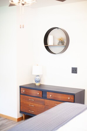 3 habitaciones, escritorio y tabla de planchar con plancha 