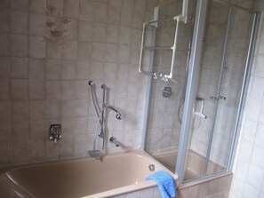 Bathtub, hair dryer, bidet, towels - Bright and cozy vacation apartment with covered balcony in Mediterranean style! (Klüsserath)