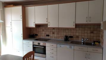 Jääkaappi, mikroaaltouuni, uuni, liesi