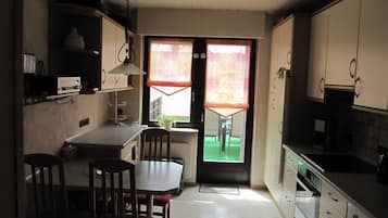 Jääkaappi, mikroaaltouuni, uuni, liesi