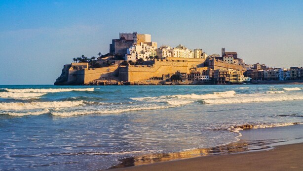 A coastal cityscape with a prominent fortified structure on a hill, overlooking the sea. - Rural house with garden, barbecue and swimming pool. Sea, mountains, culture, hiking! (Càlig)