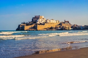 A coastal cityscape with a prominent fortified structure on a hill, overlooking the sea. - Country house with a garden, barbecue, and swimming pool. The sea, the mountains, culture, hiking! (Càlig)