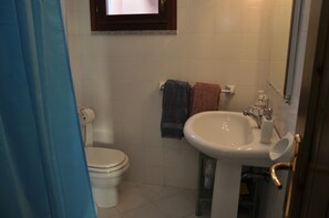 Doccia, asciugacapelli, bidet, asciugamani
