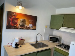 Frigorifero, microonde, piano cottura, macchina per tè/caffè