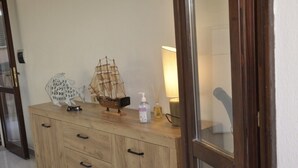Un mueble de madera con cajones y un modelo de barco encima.