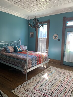 2 bedrooms, WiFi, bed sheets - 1870's Bungalow located in Fountain Square close to all Indy attractions. (Indianapolis)
