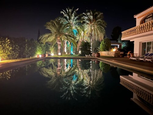 Charming Villa Adsubia, 40x20ft Pool, AC&WiFi , 4 minute drive to sandy Beach