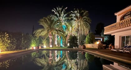 Charming Villa Adsubia, 40x20ft Pool, AC&WiFi , 4 minute drive to sandy Beach