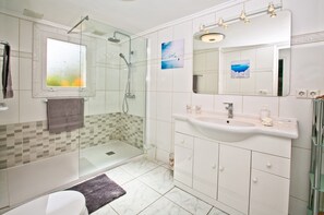 Ducha, secador de pelo y toallas