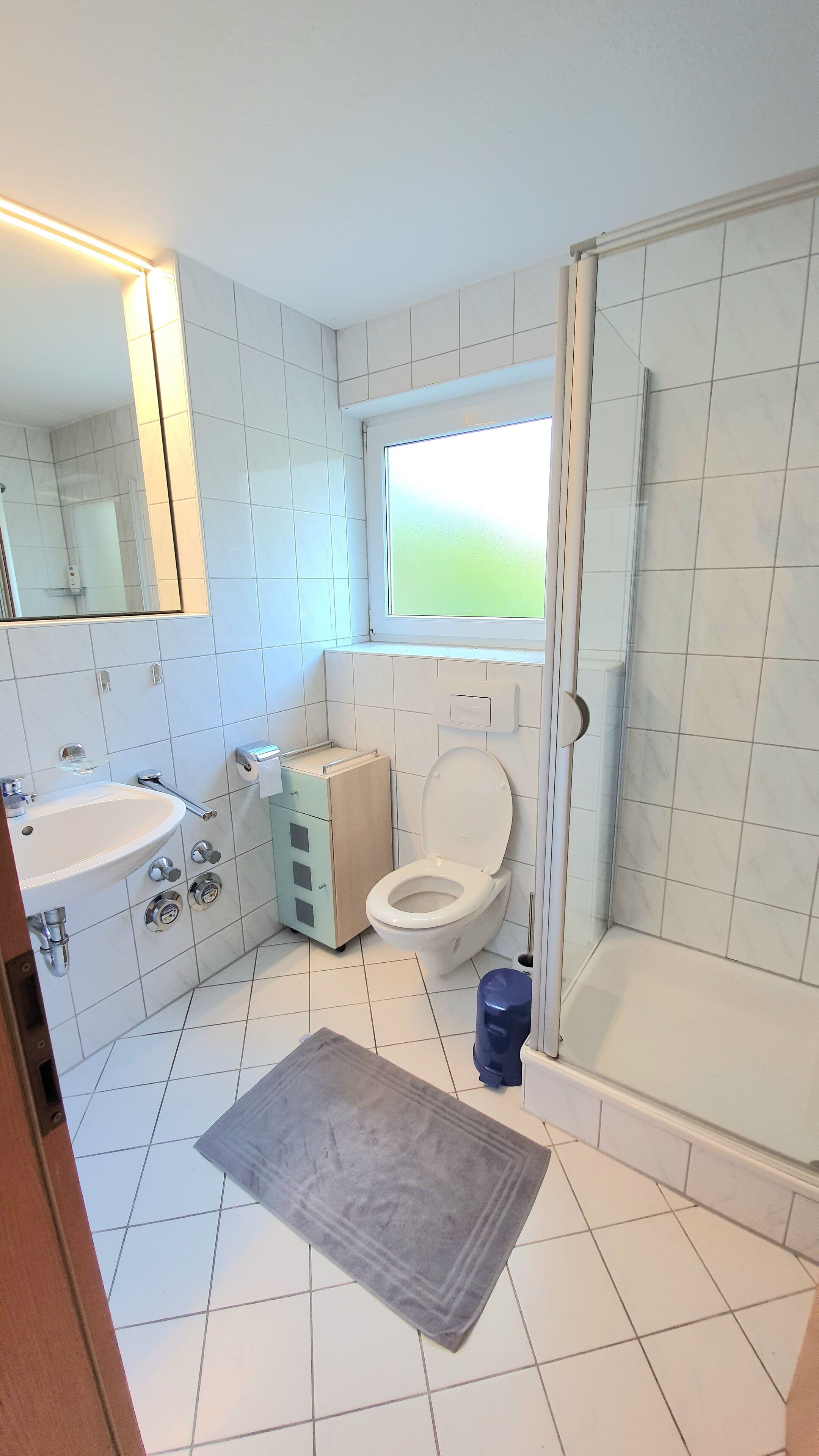Douche, sèche-cheveux, serviettes fournies, savon