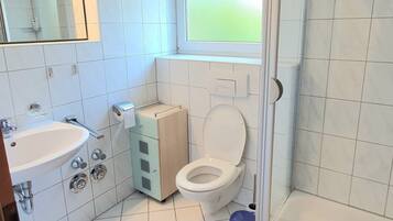 Douche, sèche-cheveux, serviettes fournies, savon