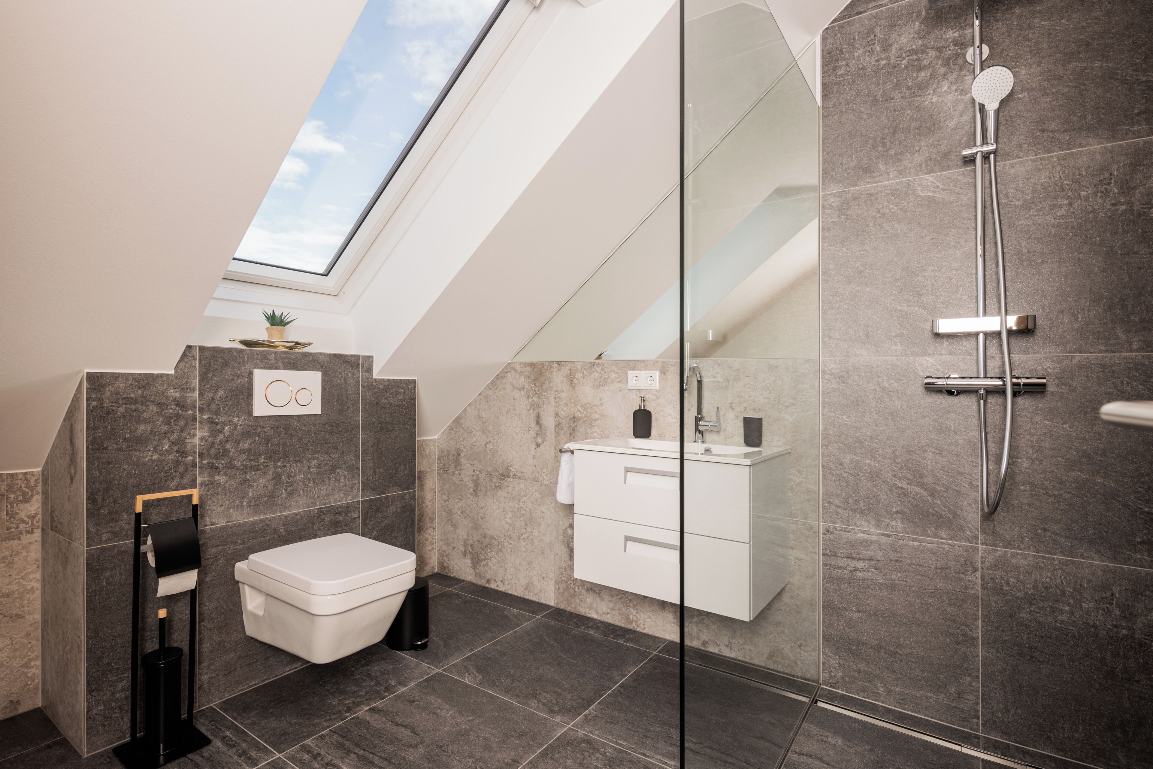 Douche, sèche-cheveux, serviettes fournies, savon