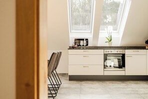 Réfrigérateur, micro-ondes, plaque de cuisson, lave-vaisselle