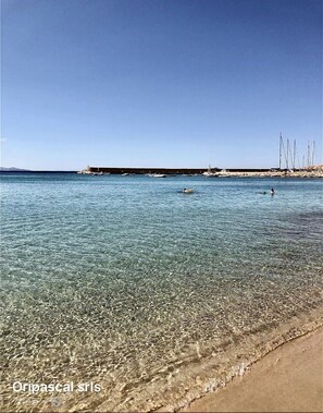 Nära stranden, solstolar och strandhanddukar
